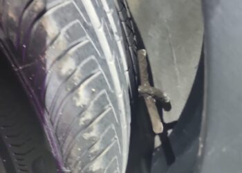 Sujetos arrojan “poncha llantas” frente a la Fiscalía General del Estado