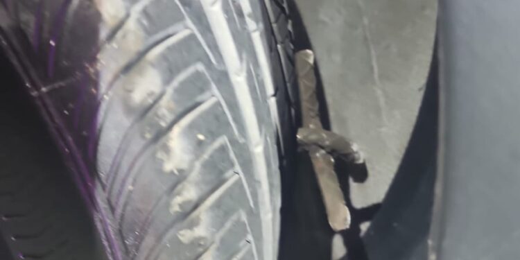 Sujetos arrojan “poncha llantas” frente a la Fiscalía General del Estado