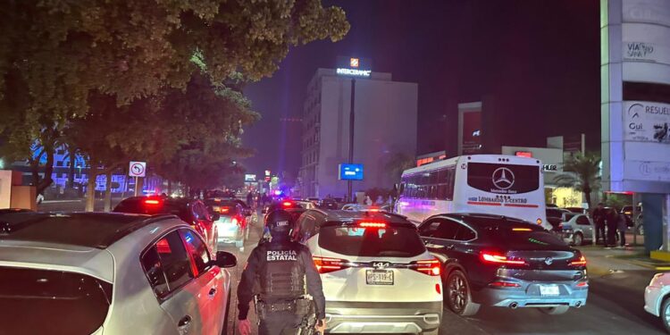 Sujetos arrojan “poncha llantas” frente a la Fiscalía General del Estado