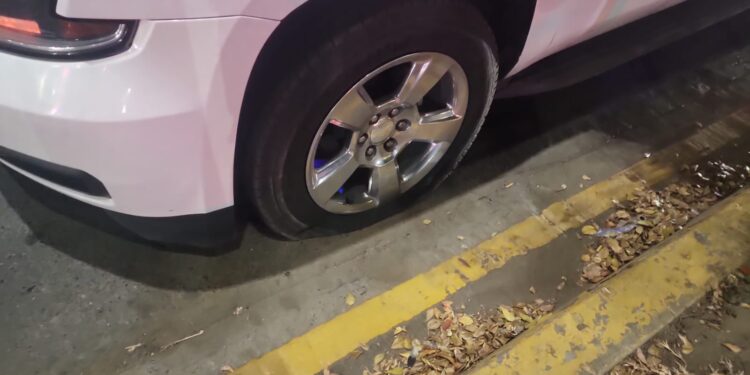 Sujetos arrojan “poncha llantas” frente a la Fiscalía General del Estado