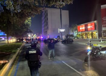 Sujetos arrojan “poncha llantas” frente a la Fiscalía General del Estado