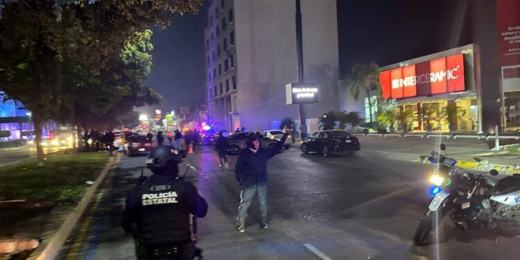 Sujetos arrojan “poncha llantas” frente a la Fiscalía General del Estado