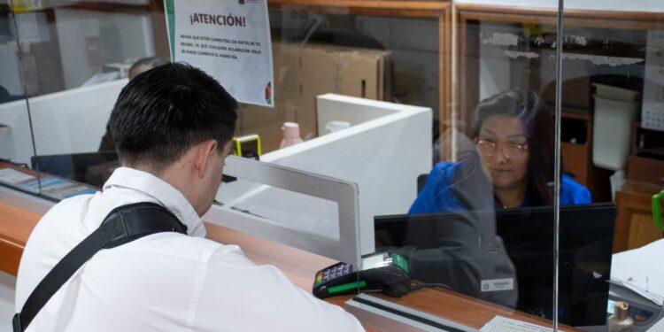 Ciudadanos acuden a aprovechar descuentos del predial en el arranque del 2023