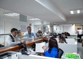 Ciudadanos acuden a aprovechar descuentos del predial en el arranque del 2023