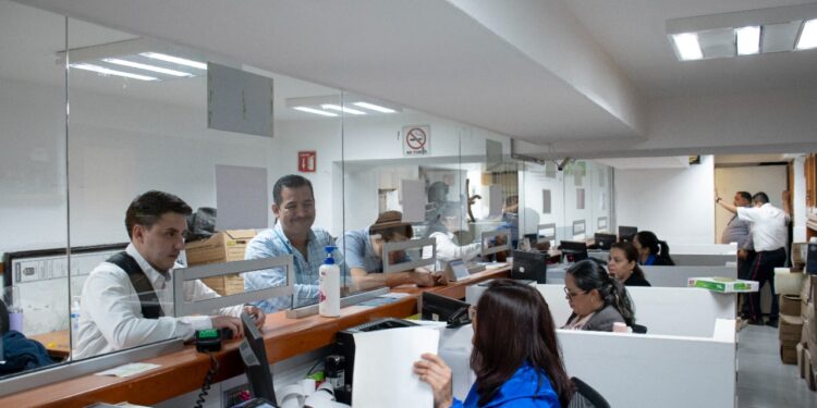 Ciudadanos acuden a aprovechar descuentos del predial en el arranque del 2023