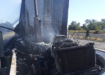 Se incendia tráiler cargado de azúcar en la Maxipista Culiacán-Mazatlán