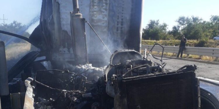Se incendia tráiler cargado de azúcar en la Maxipista Culiacán-Mazatlán