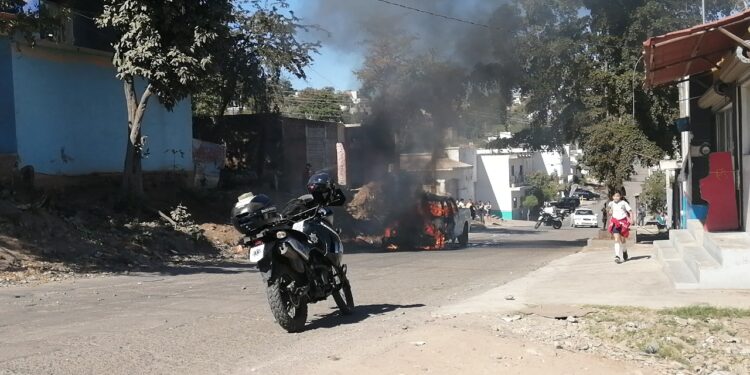 Se incendia camioneta conducida por una mujer policía
