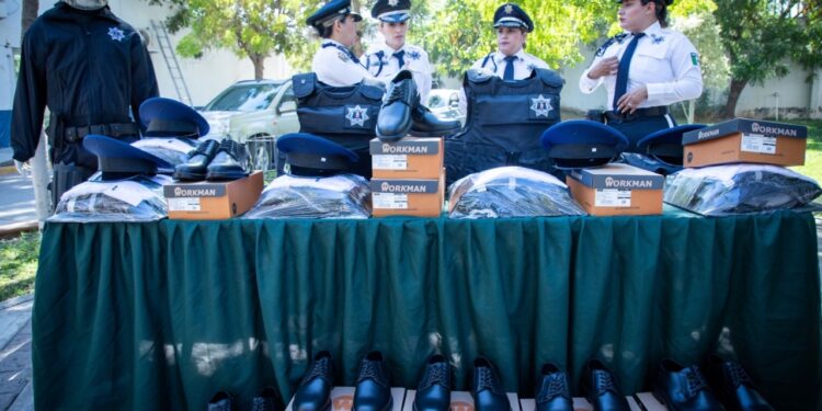 Juan de Dios Gámez entrega chalecos antibalas, equipo táctico y uniformes a policías