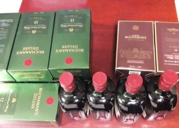 Detienen a civil por robar bebidas alcohólicas de un comercio