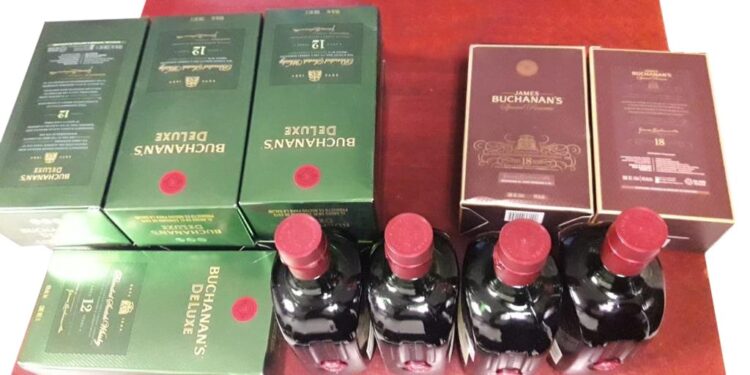 Detienen a civil por robar bebidas alcohólicas de un comercio