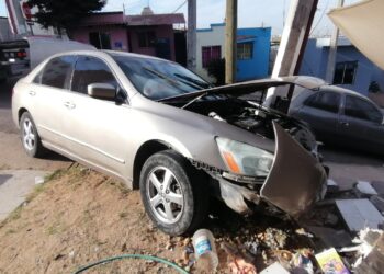 Choca automóvil contra barda en San Isidro; hay un herido