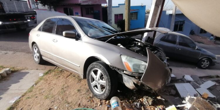 Choca automóvil contra barda en San Isidro; hay un herido