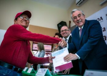 Rocha entrega gratificaciones por jubilación a personal de COBAES