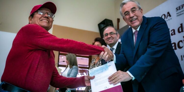 Rocha entrega gratificaciones por jubilación a personal de COBAES