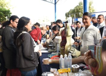 Padres de familia acompañan a sus hijos en la orientación para elegir su carrera profesional