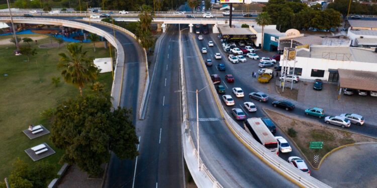 Ayuntamiento mejora seguridad vial con la aplicación de pintura termoplástica en principales avenidas de Culiacán