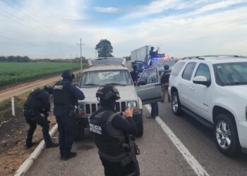 Policías estatales recuperan camioneta despojada