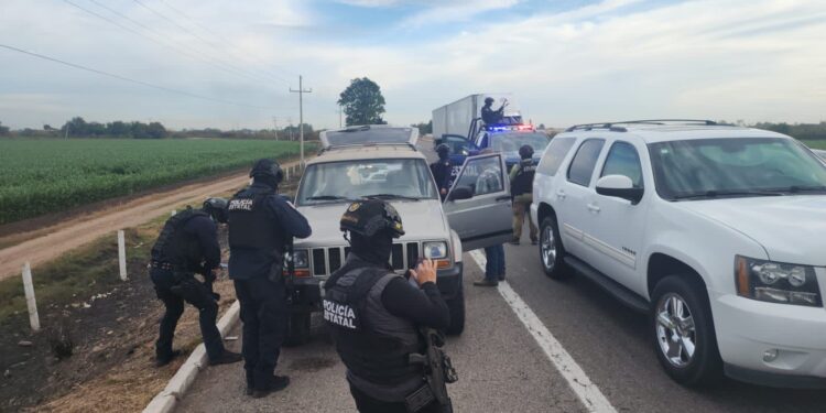 Policías estatales recuperan camioneta despojada