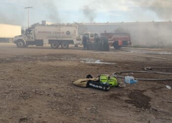 Arde bodega de materiales de reciclaje en Santa Rocío