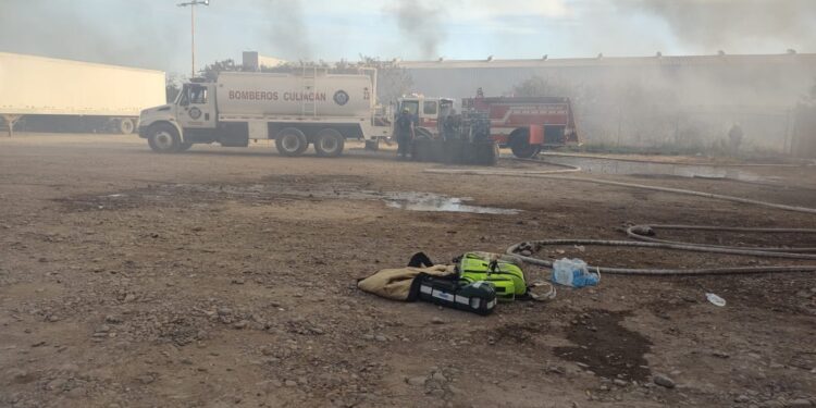Arde bodega de materiales de reciclaje en Santa Rocío