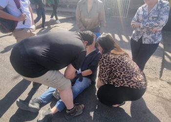 Choque de motocicletas deja un conductor herido y daños materiales