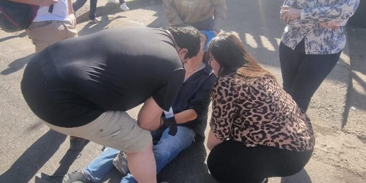 Choque de motocicletas deja un conductor herido y daños materiales