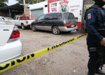 Sicarios acribillan a balazos a dos hombres frente a un taller mecánico