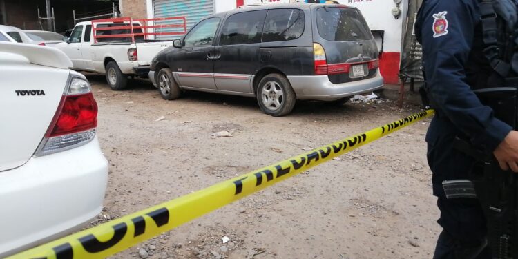 Sicarios acribillan a balazos a dos hombres frente a un taller mecánico