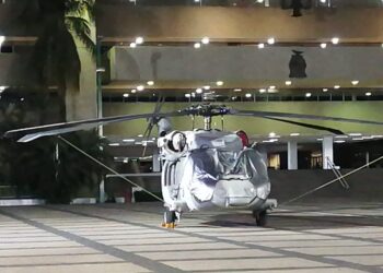 Aterriza helicóptero de la Fuerza Aérea Mexicana en la explanada de Gobierno