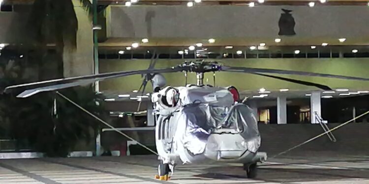 Aterriza helicóptero de la Fuerza Aérea Mexicana en la explanada de Gobierno
