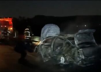 Queman a dos personas al interior de un automóvil