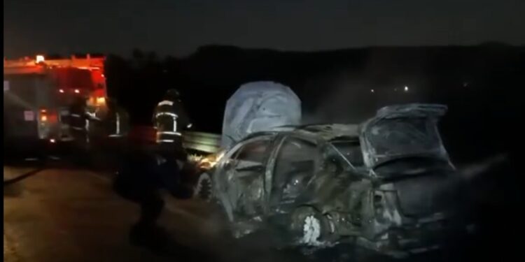 Queman a dos personas al interior de un automóvil