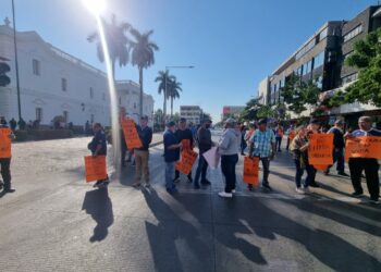 Policías bloquean avenida Álvaro Obregón; exigen homologación salarial