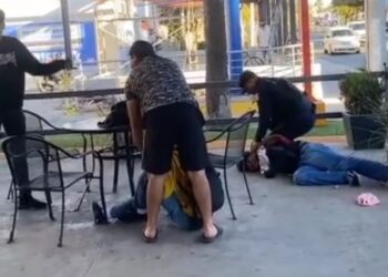 Video. Acusan a policía de Ahome de agredir a joven; policía defiende que le faltaron al respeto