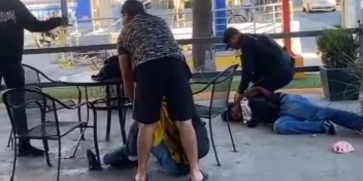 Video. Acusan a policía de Ahome de agredir a joven; policía defiende que le faltaron al respeto