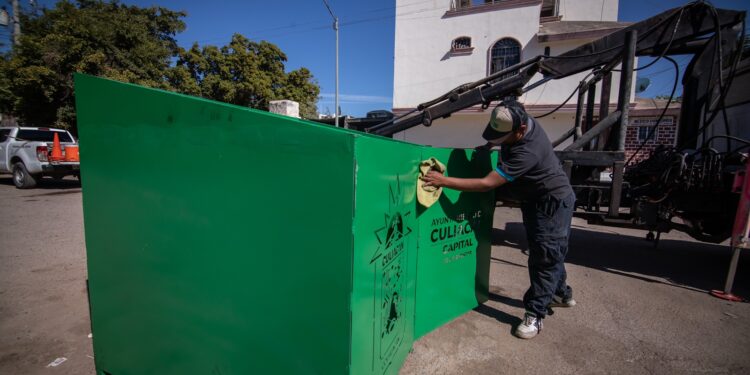 Ayuntamiento de Culiacán instala contenedores de basura en la col. Infonavit Barrancos