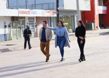 Alcaldesa de Navolato y Secretario de Obras Públicas supervisan obra  en la calle Jesús Almada