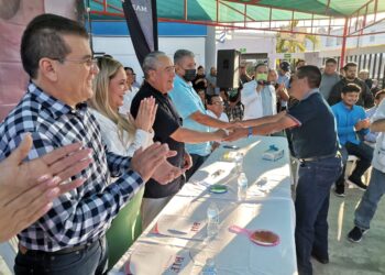 16 navolatenses son beneficiados con prótesis oculares