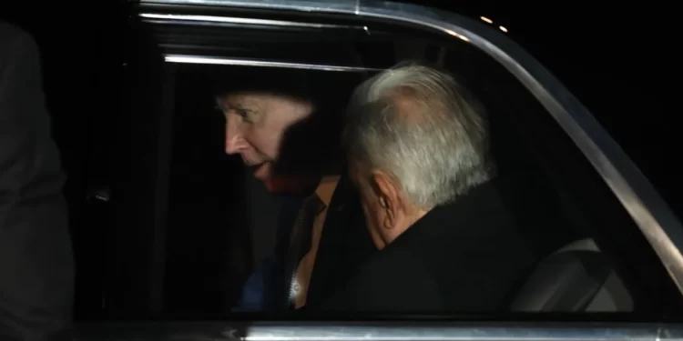 Una entrevista blindada y a toda velocidad; AMLO y Biden pasan más de una hora en “La Bestia”