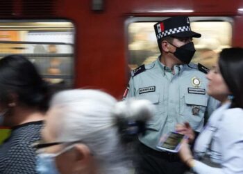 Hasta cuatro elementos de la Guardia Nacional vigilan estaciones del Metro con mayor afluencia