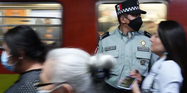 Hasta cuatro elementos de la Guardia Nacional vigilan estaciones del Metro con mayor afluencia