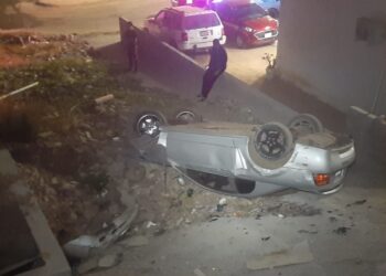 Se vuelca auto y el conductor “desaparece” en Alturas del Sur