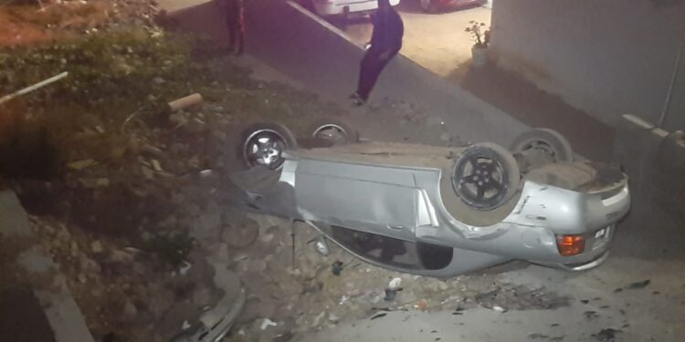 Se vuelca auto y el conductor “desaparece” en Alturas del Sur