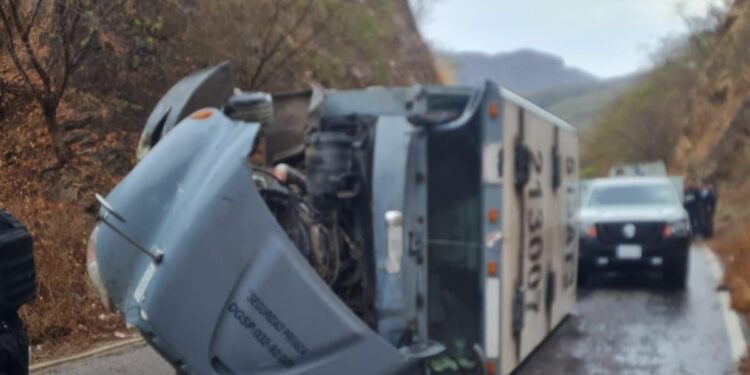 Se vuelca camión de valores sobre la carretera a Tamazula, Durango