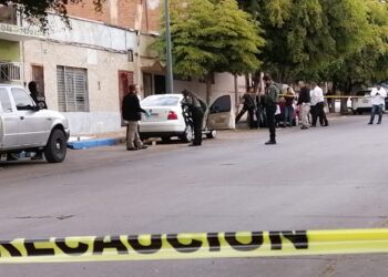 Hallan cadáver dentro de un auto en céntrica colonia de Culiacán