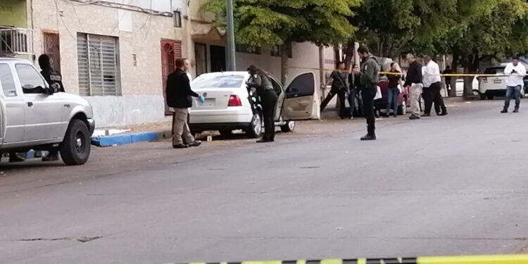 Hallan cadáver dentro de un auto en céntrica colonia de Culiacán