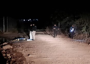 Hallan a un hombre sin vida y envuelto en plástico negro