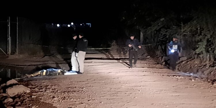 Hallan a un hombre sin vida y envuelto en plástico negro