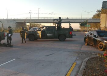 Heridos tres militares en choque de unidad oficial y auto compacto